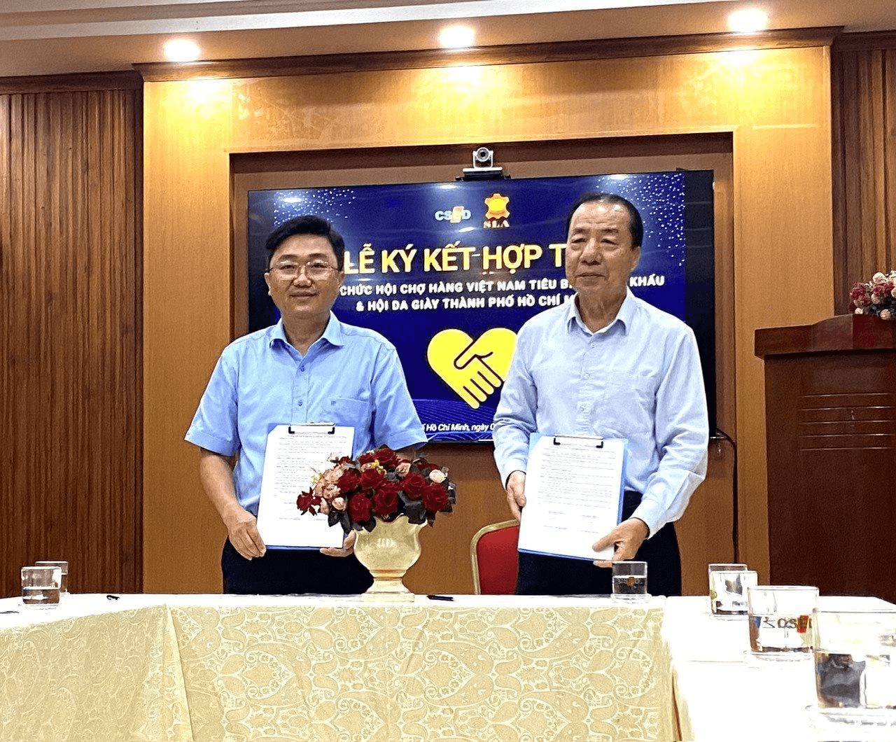 Ông Lê Minh Trung, Giám đốc CSED và ông Nguyễn Văn Khánh, P.Chủ tịch/ Tổng tư ký Hội Da giày TP.HCM ký kết hợp tác song phương trong phối hợp tổ chức HCMC EXPORT & GIFTS SHOW HCMC 2025.